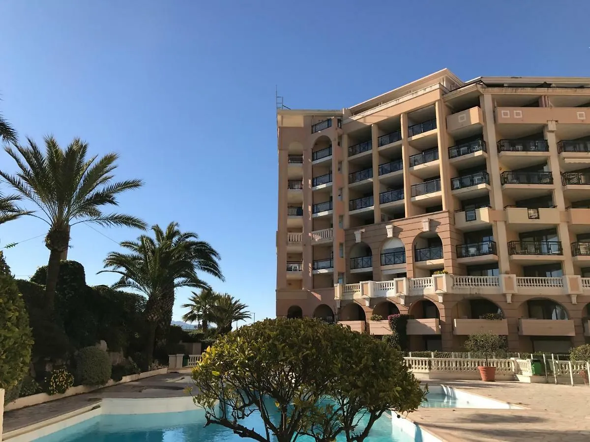 Cannes Vue Mer 0*,